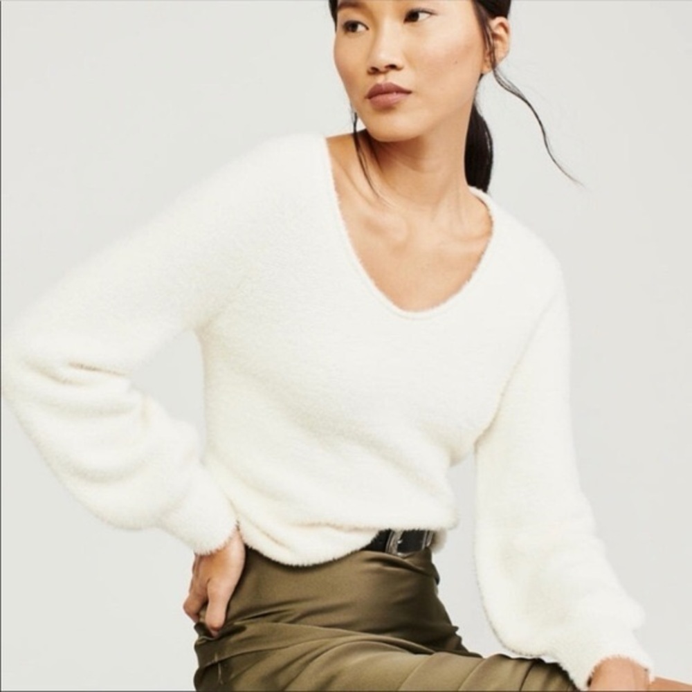 Abercrombie & Fitch Eyelash Cream V-Neck Sweater